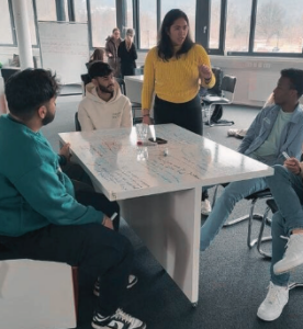 Sam mit Jugendlichen bei einem Workshop