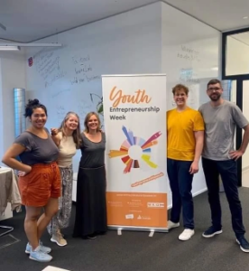 Ein Foto mit Sam und Daniela und Teilnehmerinnen bei der Youth Entrepreneurship Week