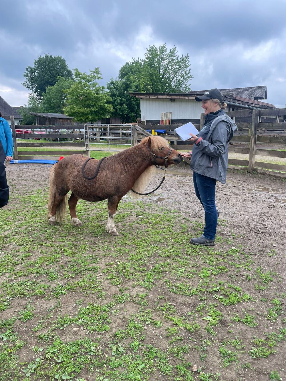 Daniela von Sattelfest und frei mit dem kleinen Ponny Maximus.