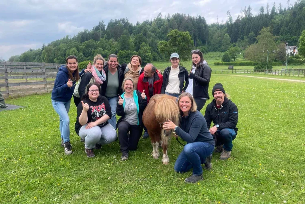 Team beim pferdegestützten Training – Teamentwicklung durch praktische Übungen mit Pferden